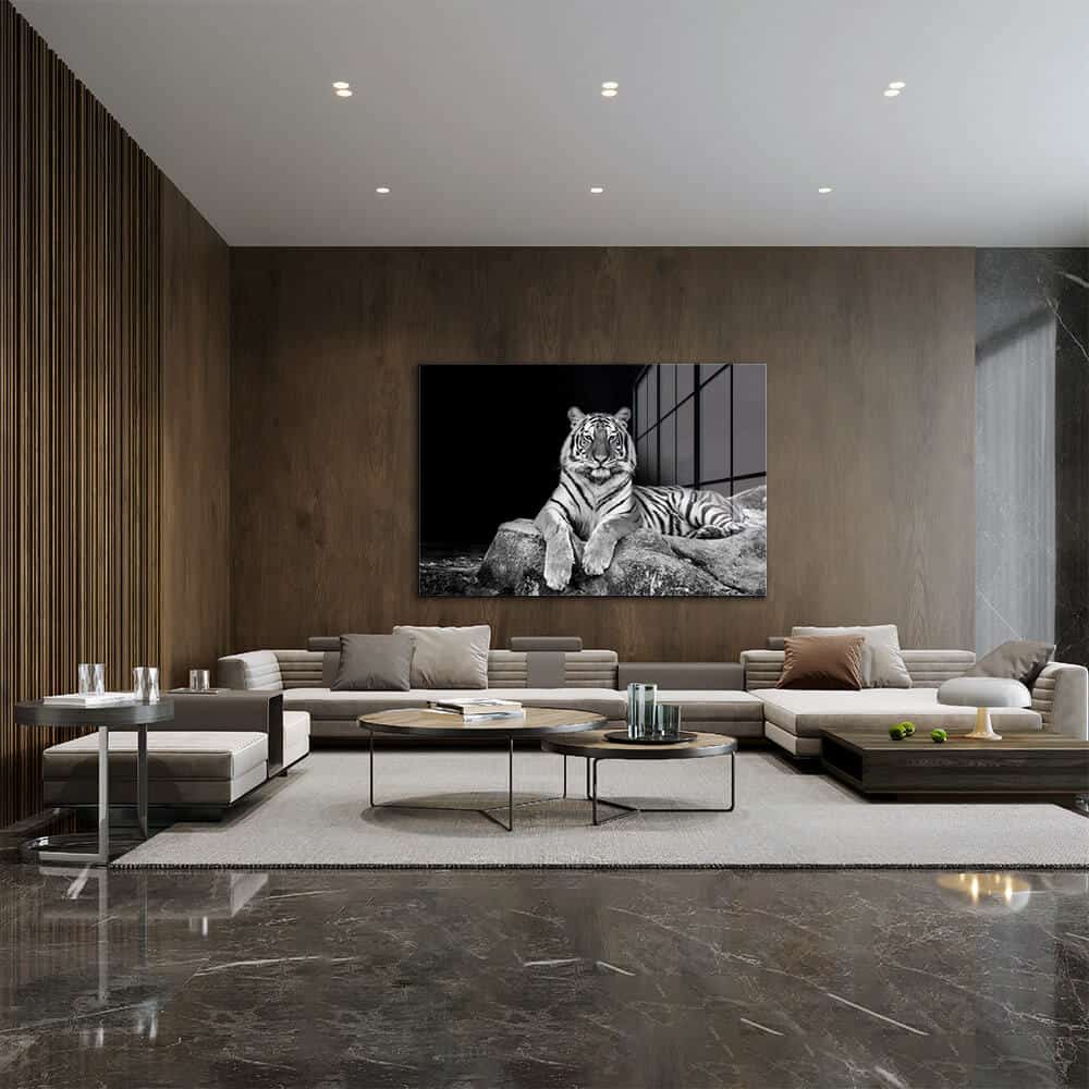Modern luxe interieur met designer glasschildering van wilde witte tijger
